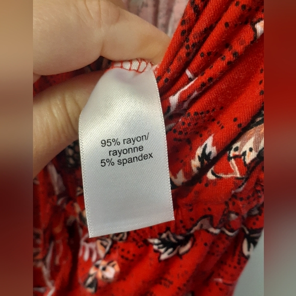 Pretty red flowered jumpsuit - Maurices' brand - size small - Picture 5 of 6